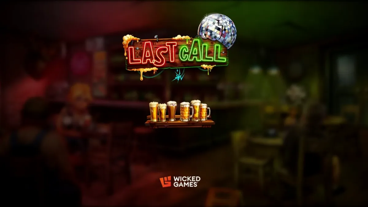 Tampilan visual slot Last Call dengan tema bar gurun yang kelam dan penuh neon.